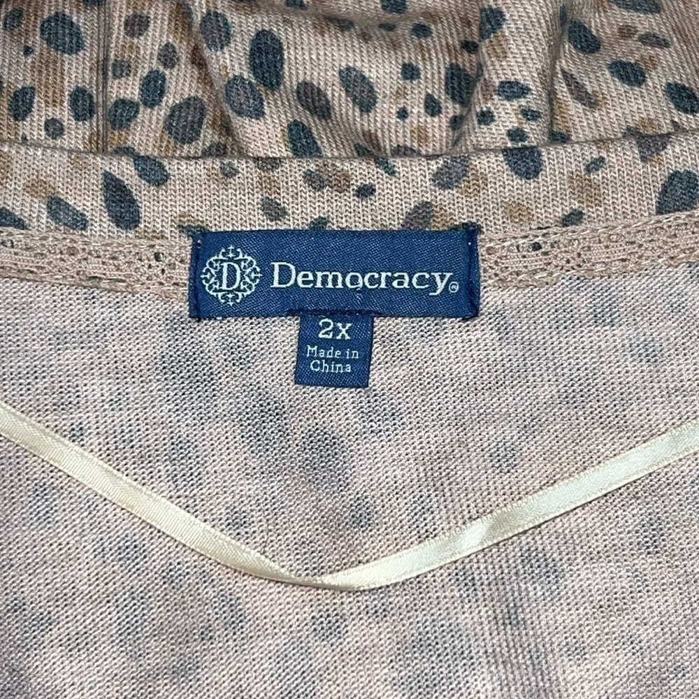 DEMOCRACY V-Neck Sweatshirt Top in Animal Print, Size 2x - Picture 6 of 6